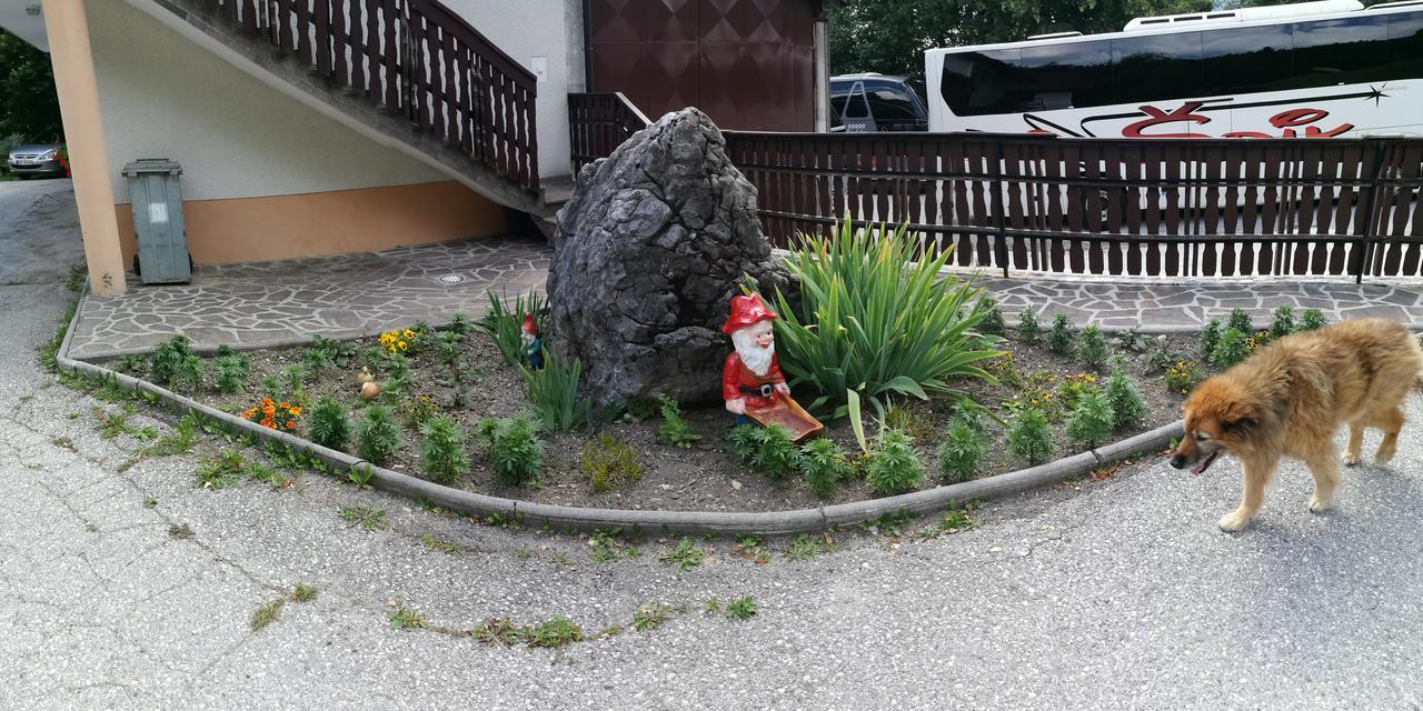 Domacija Za Robom Lägenhet Cerkno Exteriör bild